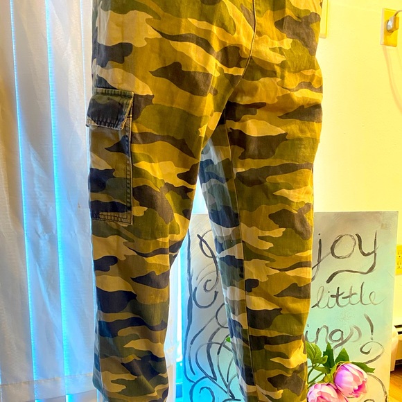 ** Billie Eilish merch** Camouflage Joggers from H&M. - Picture 10 of 11